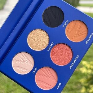 TRESLUCE BEAUTY By Becky G I Am Siempre Divina Set Eyeshadow & Lashes